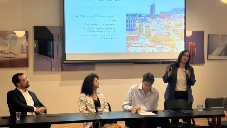 מימין: יו"ר ועדת המשנה חיפה עו"ד שרית גולן, עורך מרכז הנדל"ן נמרוד בוסו, מנכ"לית אקרו התחדשות עירונית דקלה פרסיקו, יו"ר ועדת הערר המחוזית עו"ד ברק שוורץ (מרכז הנדל"ן)