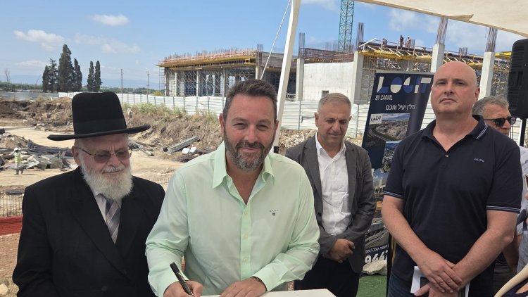 מימין: פיני דקל מנכ"ל קרוויל , אוהד שגב ראש העיר עכו, הרב יוסף ישר (יח"צ) 