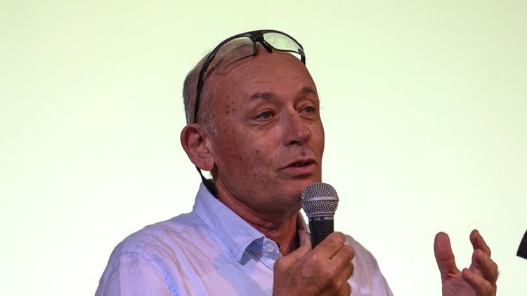 שמאי המקרקעין אריה קמיל (רועי בר)
