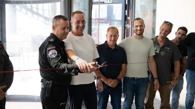 גיל גבע, יו"ר קבוצת תדהר ומפקד מחוז דן, טפסר אורן שישיצקי (איתמר סיידא)