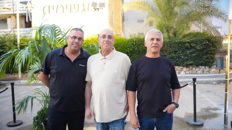 מנכ"ל ענב אפי כץ, ראש עיריית יהוד-מונוסון אמנון סעד, ומנכ"ל קרדן עמוס דבוש (אבישי יודקוביץ)