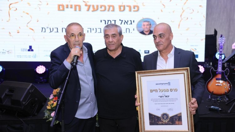 מימין: אלעד דדון מנכ"ל ארגון הקבלנים, יגאל דמרי מנכ"ל ובעלים י.ח דמרי ואלי אביסרור יו"ר ארגון הקבלנים בנגב (events)
