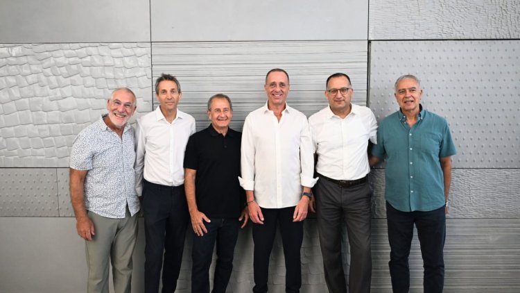 מימין - אריה בכר, רן קוניק, גיל גבע, אליעזר מזינתר, אורי לוין ומארק ויסמן (איתמר סיידא)