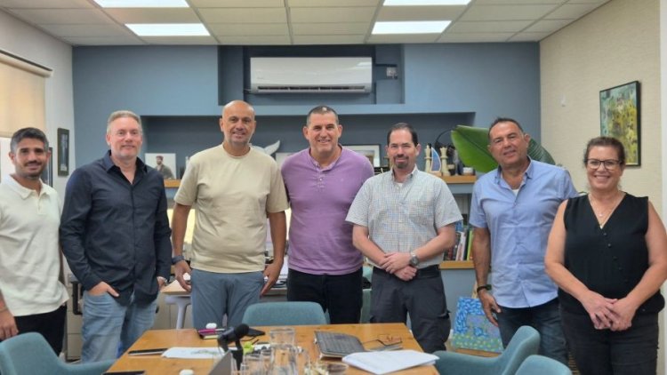 • מימין: שולה יגול - מנהלת מח' רישוי, מ.א. חוף הכרמל, ליאור בר - יו"ר וועד התושבים, קיסריה, אינג' אסף וחנר - מהנדס המועצה, מ.א. חוף הכרמל, אסיף איזק - ראש המועצה האזורית חוף הכרמל. אלון עמרם – יו"ר עמרם אברהם, נועם גרייף – מנכ"ל עמרם אברהם. עידן בוזגלו מקבוצת שי חי. קרדיט: דוברות מ.א. חוף הכרמל.